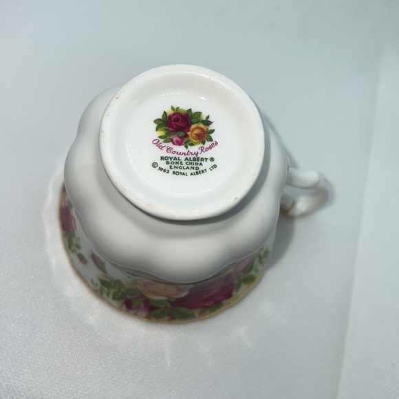 OLD COUNTRY ROSES FOOTED TEACUP AND SAUCER 1962 ROYAL ALBERT BONE CHINA - Picture 7 of 14
